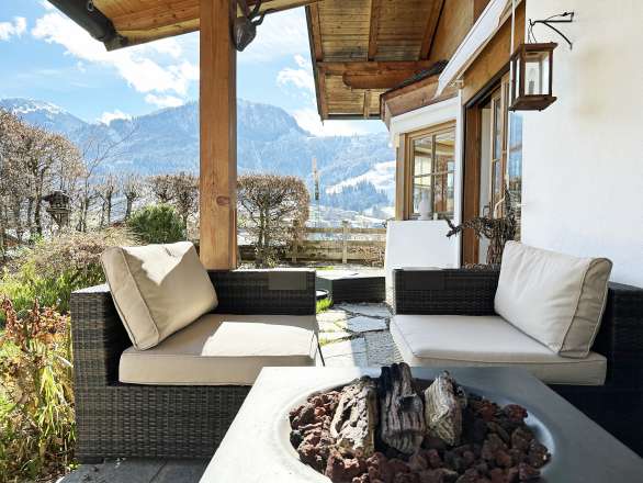 Tyrolean country style: cozy apartment on the Sonnberg with a dream view