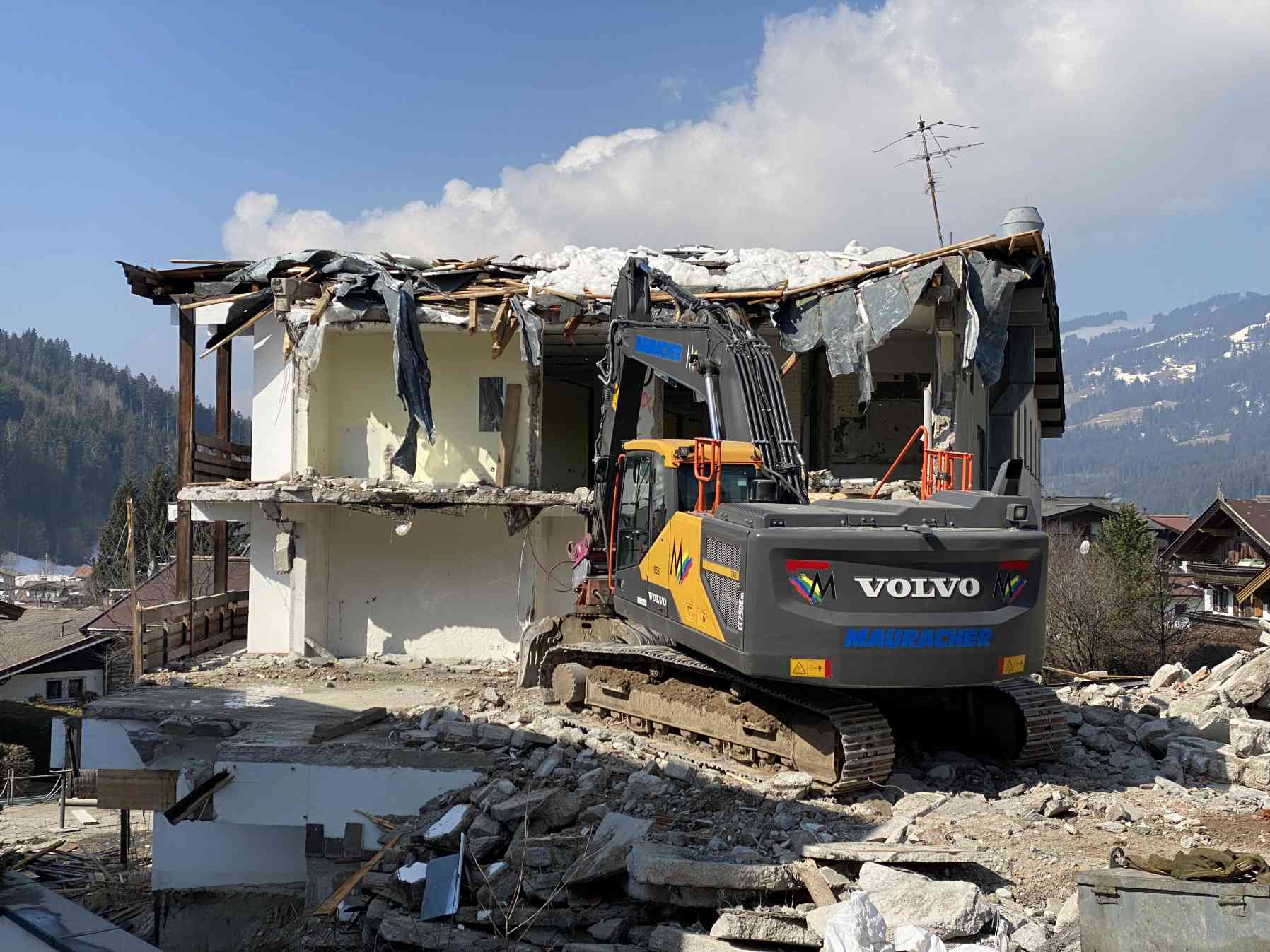 Foto: Adler Lodge: Beginn der Abrissarbeiten des Altbestands