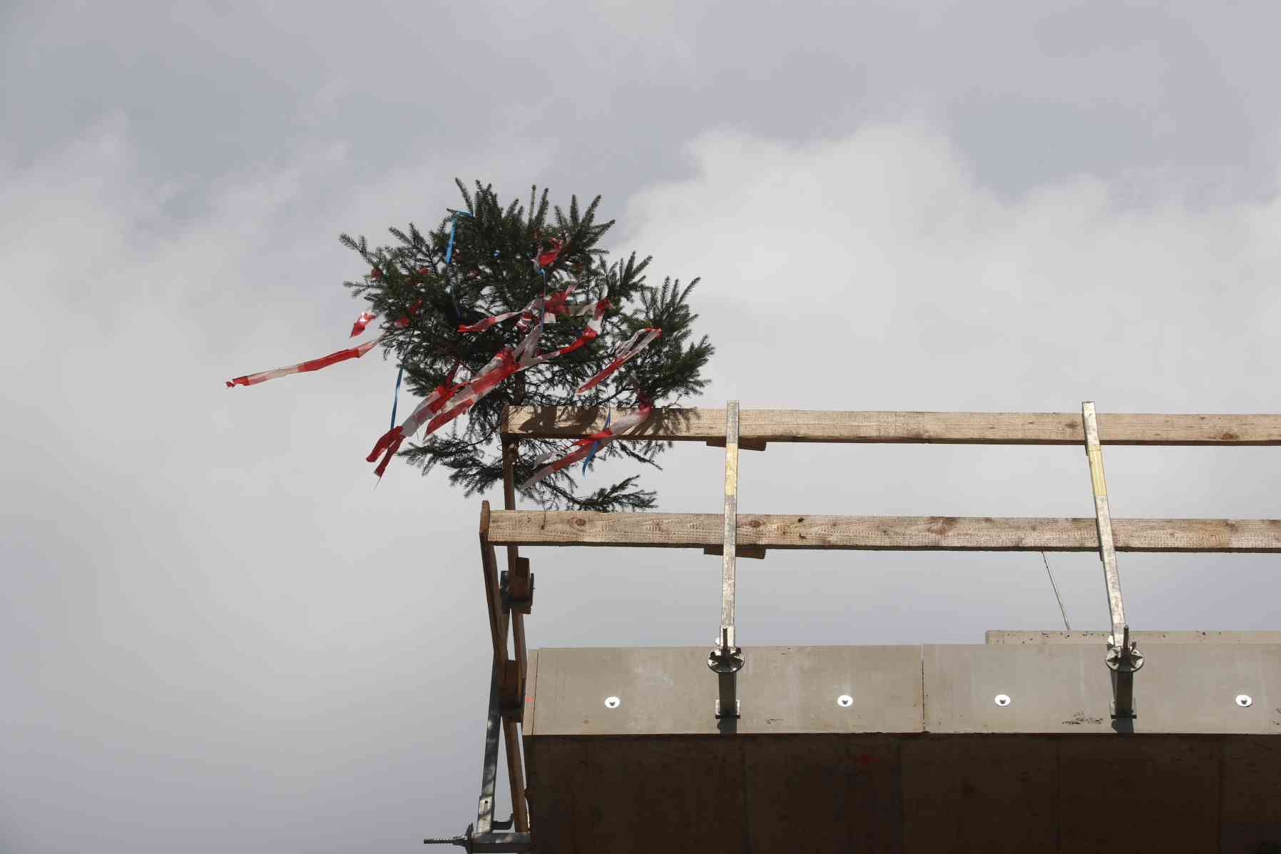 Foto: Dachgleiche beim Bau der Adler Lodge
